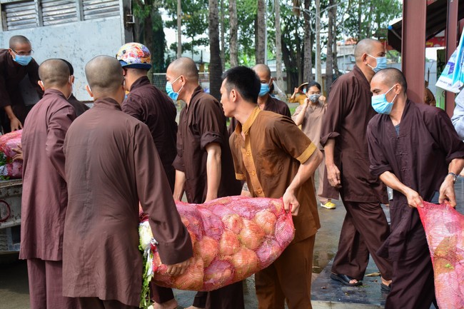 Continuing to support people in need in the Covid-19 pandemic of Hoang Phap Pagoda (series 4)